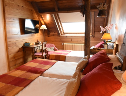 Habitación triple Hotel Chalet Val de Ruda