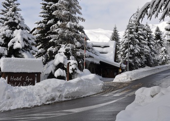 PARKING EXTERIOR GRATUITO Hotel Chalet Val de Ruda