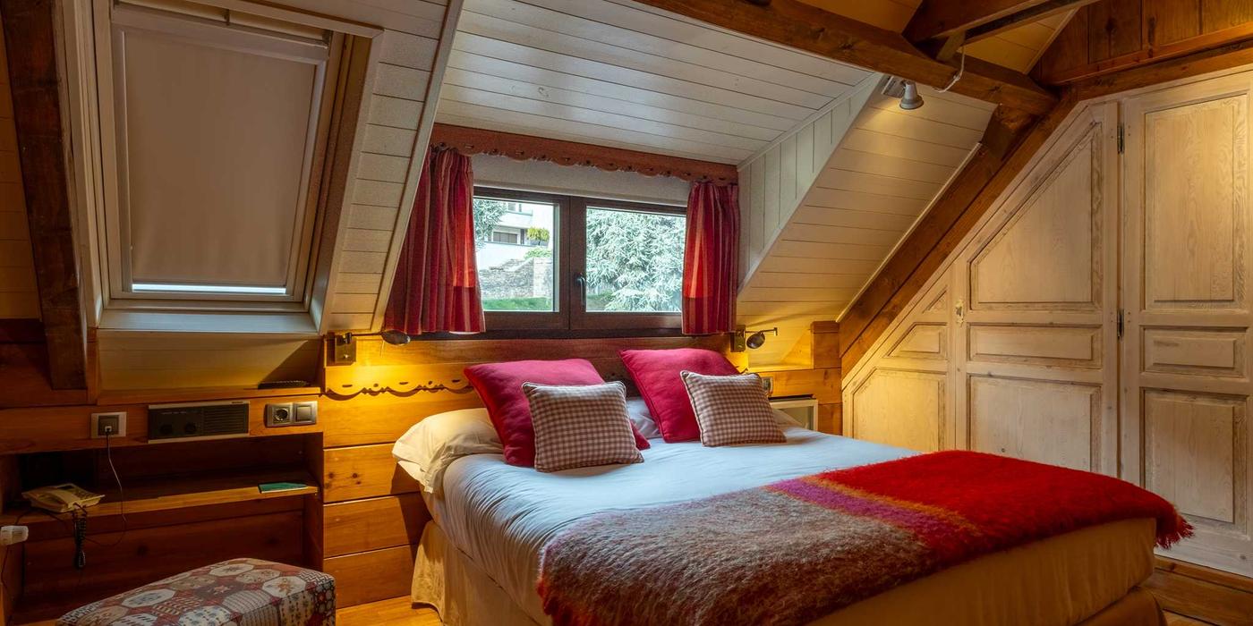 Habitación Doble Abuhardillada Habitación Doble Abuhardillada Hotel Val de Ruda España